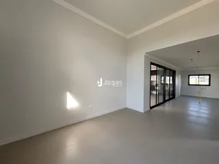 Vista interna de um ambiente amplo com paredes brancas.