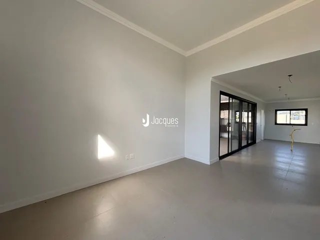 Vista interna de um ambiente amplo com paredes brancas.