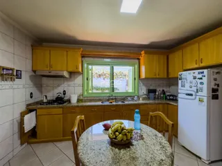 Vista da cozinha e sala de jantar de um imóvel em Lajeado, Brasil.