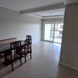 Foto de um ambiente interno com mesa e cadeiras em um imóvel.