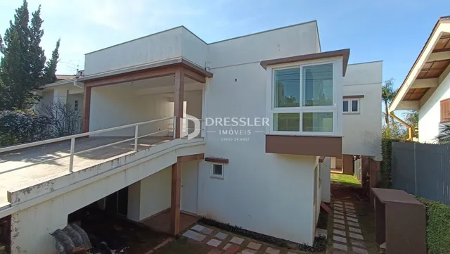 Fachada de uma residência moderna com varanda em Lajeado.