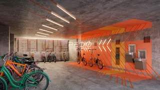 Interior amplo com teto de concreto e parede laranja em um imóvel.