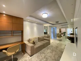 Sala de estar com sofá e armários de madeira.