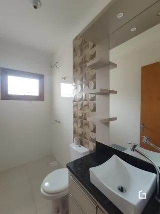 Foto de um banheiro interno com revestimento de cerâmica.