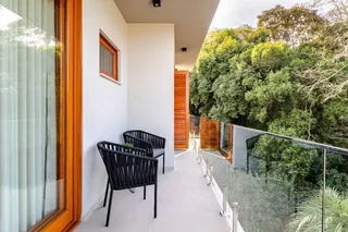 Foto da varanda com vista para a vegetação densa.