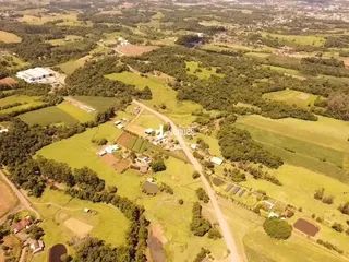 Vista aérea de terras agrícolas e vegetação na região de Lajeado, Brasil.