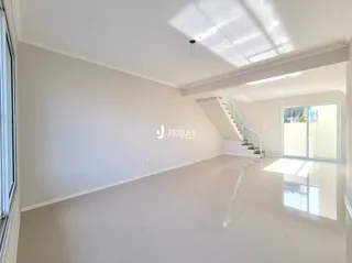 Interior amplo e claro com teto alto.