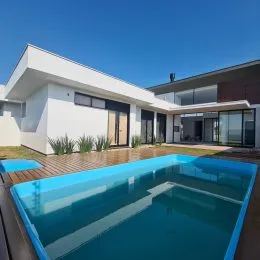 Foto de uma piscina externa em uma residência em Lajeado, Brasil.