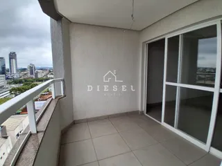 Vista de uma varanda com piso de cerâmica e grade branca em um imóvel em Lajeado.