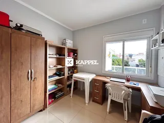Ambiente interno com armários de madeira e estantes, com uma janela que oferece vista externa.
