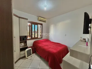 Quarto com cama grande e armários em um imóvel no Brasil.