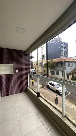 Hall de entrada com vista para o exterior.