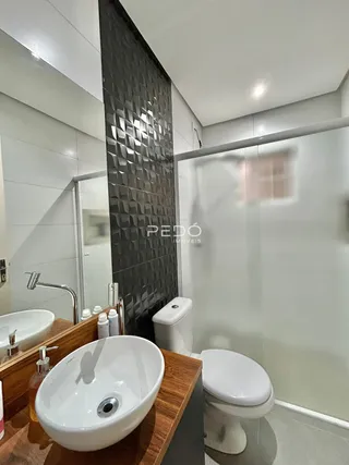 Foto de um banheiro com pia e vaso sanitário em um imóvel.