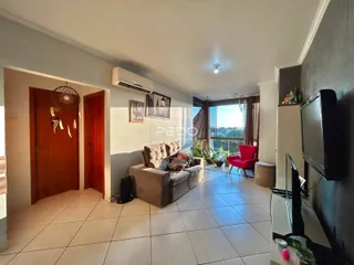 Sala de estar com piso de cerâmica e portas de madeira em um imóvel no Brasil.