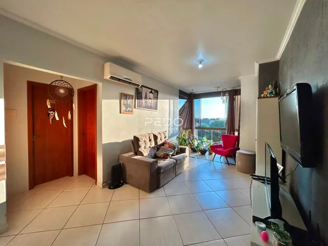 Sala de estar com piso de cerâmica e portas de madeira em um imóvel no Brasil.