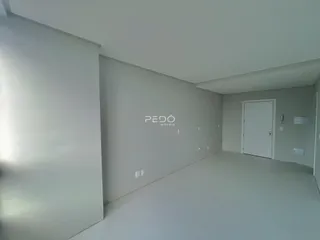 Hall de entrada com paredes brancas e piso claro.