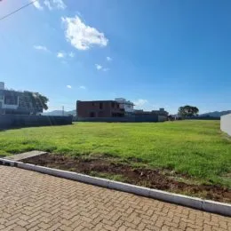Vista de um gramado aberto sob um céu azul claro.