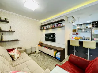 Sala de estar moderna com sofá e móveis de madeira.