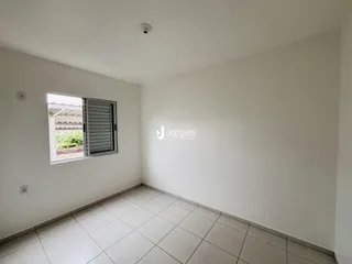 Quarto interno com piso de cerâmica e janela.