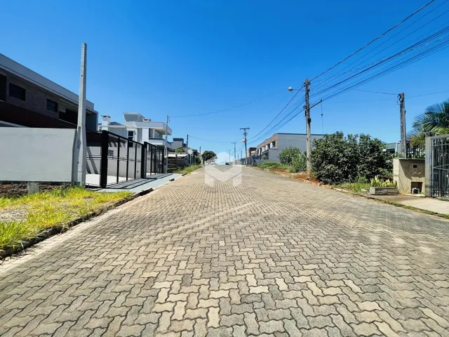 Vista da rua pavimentada em uma área residencial de Lajeado, Brasil.