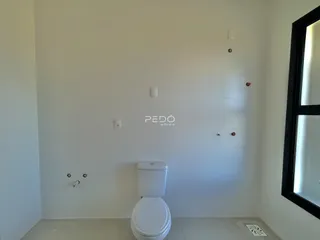 Foto de um banheiro interno com paredes brancas e piso claro.