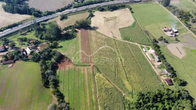 Vista aérea de uma área rural com campos agrícolas em Lajeado, Brasil.