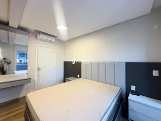 Quarto com cama e armários em um apartamento moderno.