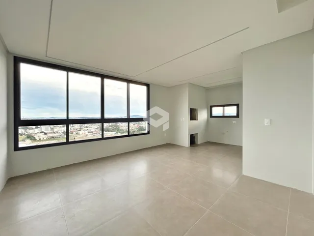 Sala ampla com grande janela voltada para a paisagem urbana.