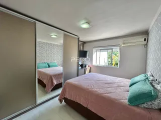 Quarto com cama e espelho em um imóvel no Brasil.