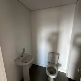 Foto de um banheiro com vaso sanitário branco.