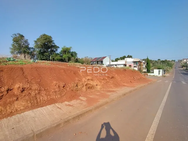 Vista da propriedade ao lado de uma estrada com terra exposta.