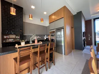 Cozinha moderna com armários cinzas e detalhes em madeira.