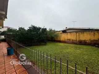 Vista externa de um quintal com gramado e cerca em Lajeado, Brasil.