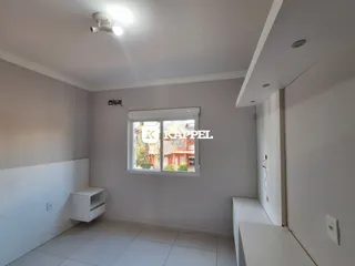 Sala de estar clara com piso de cerâmica e janela.