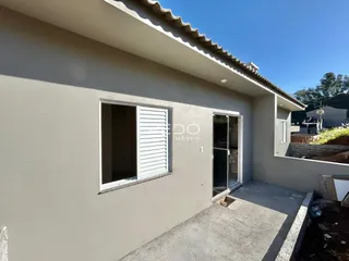 Fachada de uma casa em Lajeado, Brasil, com janela e porta laterais.