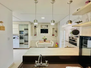 Ambiente moderno de sala de estar e cozinha em um imóvel no Brasil.