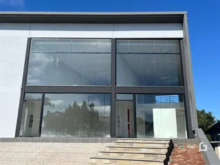 Fachada moderna de um imóvel em Lajeado, Brasil com grandes janelas de vidro.