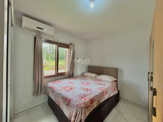 Quarto com janela e cama em um imóvel no Brasil.