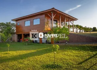 Fachada de uma casa de madeira com jardim em Lajeado, Brasil.