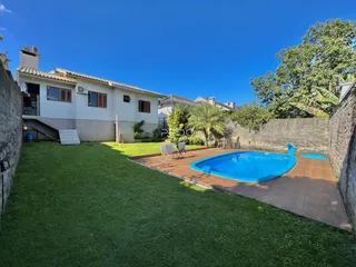 Vista externa de uma residência com piscina e jardim em Lajeado, Brasil.