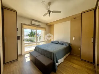 Quarto com vista para a varanda externa.