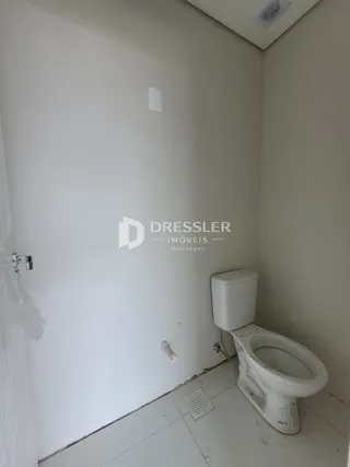 Foto de um banheiro interno com vaso sanitário branco.