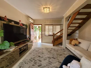 Sala de estar com lareira e acesso a uma área externa.