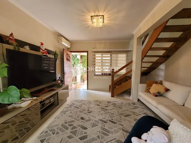 Sala de estar com lareira e acesso a uma área externa.
