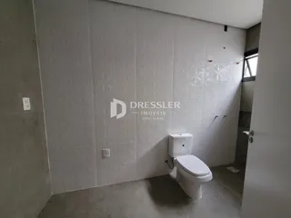 Foto de um banheiro com revestimento de parede branco.