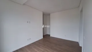 Imagem interna de um ambiente com piso de madeira clara.