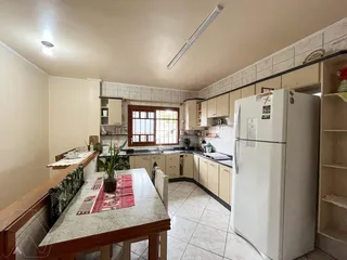 Foto de uma cozinha com armários e bancadas em um imóvel em Lajeado.