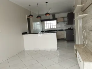 Foto de uma cozinha moderna com piso de cerâmica clara.