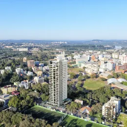 Vista aérea de uma área urbana com edifícios e vegetação na cidade de Lajeado.