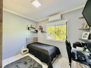 Quarto com cama e janela em um imóvel no Brasil.